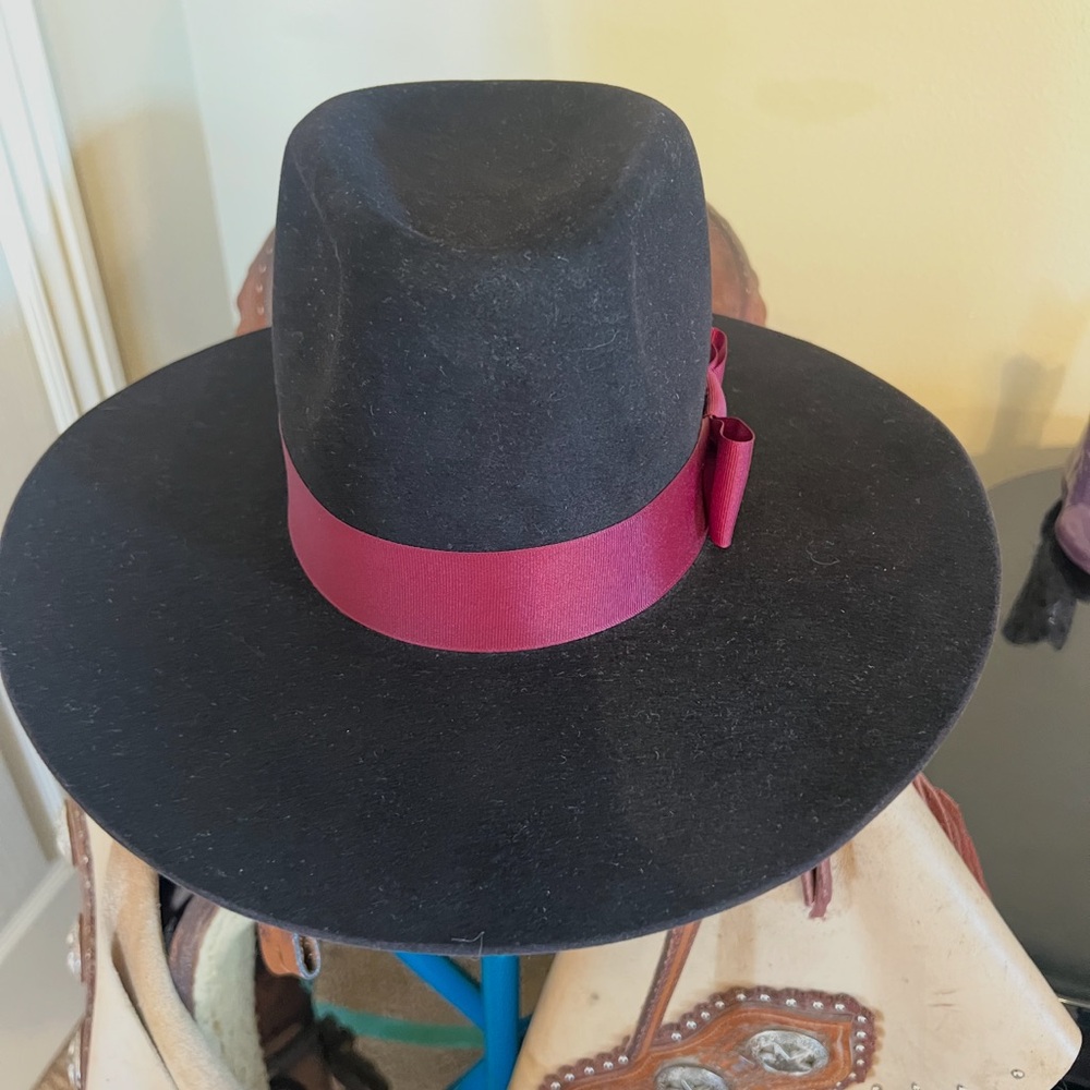 Elegant Black Hat with Burgundy Ribbon - Picture 2 of 6